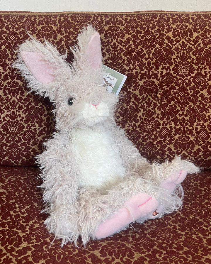 Großes Hasen Kuscheltier Rowan von Wrendale Designs.