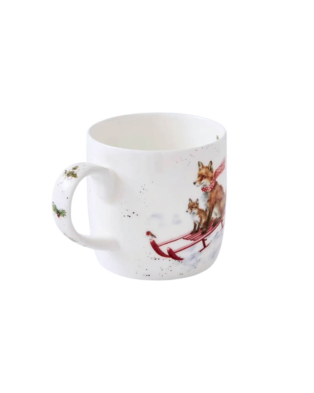 Rückseite der Wrendale Designs Weihnachtstasse „The Sleigh Ride“ mit verschneitem Design und Stechpalmenblättern am Henkel vor weißem Hintergrund.