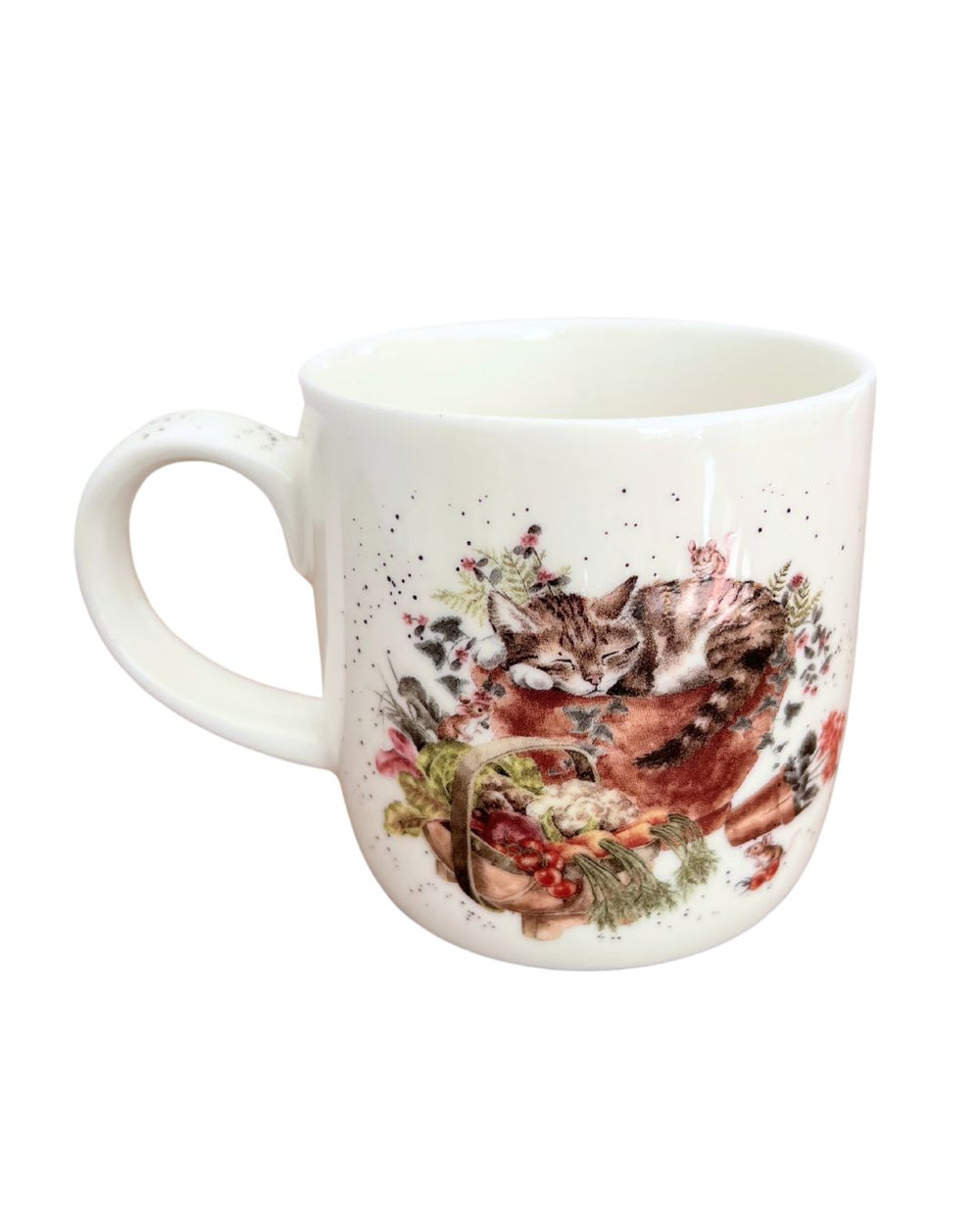 Rückseite der Garten Tasse von Wrendale Designs mit einer schlafenden Katze, einer Maus und Gemüse im Korb.