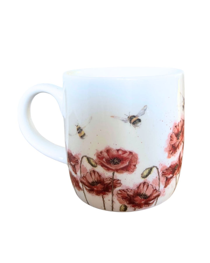 Rückseite der Tasse von Royal Worcester mit einem Hasen, Hummeln und Mohnblumen Motiv von Wrendale Designs.