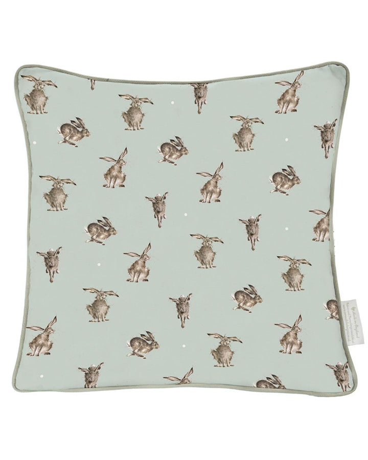 Rückseite des Into the Wild Kissens von Wrendale Designs mit ganz velen Hasen drauf.