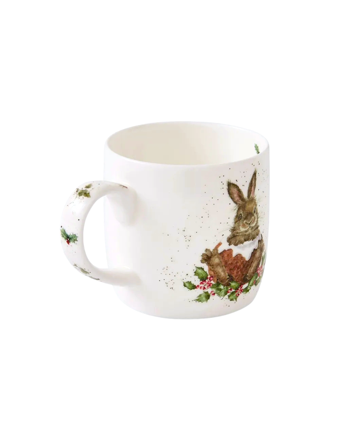 Rückseite der weihnachtlichen Hasen Tasse von Wrendale Designs vor weißem Hintergrund.