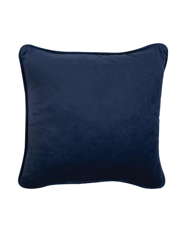 Rückseite des dunkelblauen Hochland Kuh Kissens aus Samt von Wrendale Designs auf weißem Hintergrund.