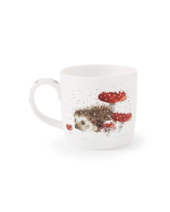 Die Rückseite der "Home for Christmas" Tasse von Wrendale Designs zeigt ebenfalls das Igel und Fliegenpilzmotiv im Schnee vor weißem Hintergrund.