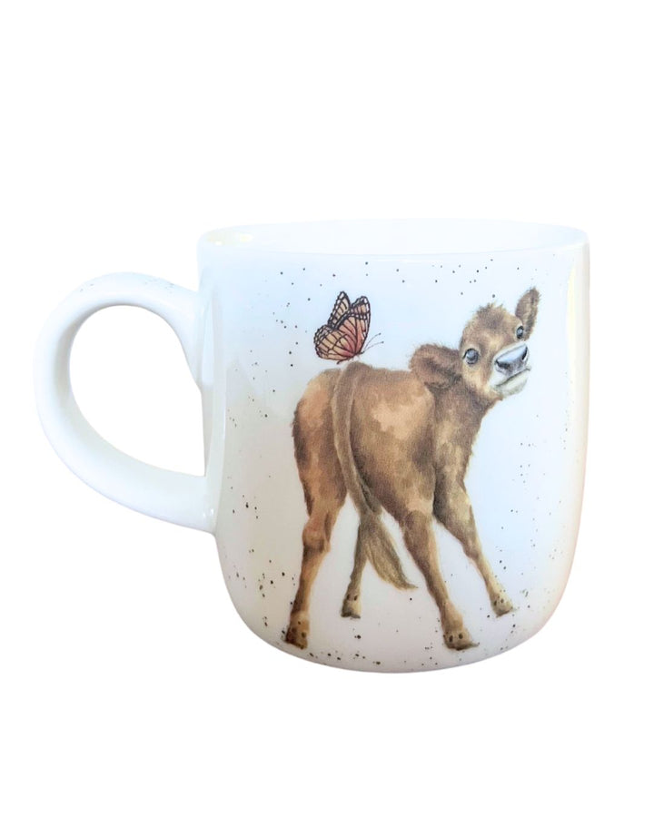 Rückseite der Kuh Tasse von Wrendale Designs mit einem Schmetterling auf dem Hintern des Kälbchens.