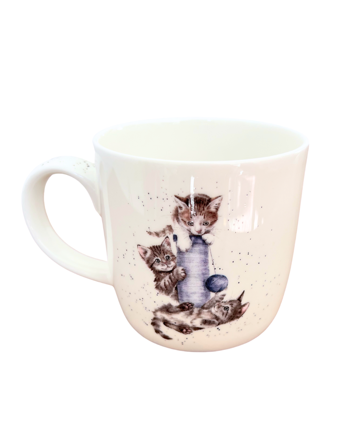 Die Rückseite der Katzen Tasse Cattitude von Wrendale Designs zeigt drei Katzenbabys, die mit Wolle spielen.