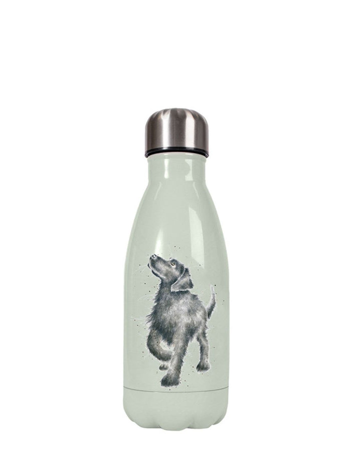Die Rückseite der Thermosflasche von Wrendale Designs zeigt einen schwarzen Hund, der nach oben blickt, als würde er auf ein Leckerchen oder eine Streicheleinheit warten.