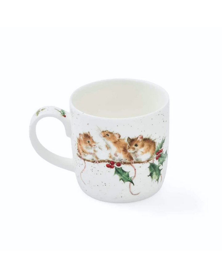 Rückseite der Mäuse Tasse von Wrendale Designs vor weißem Hintegrund.