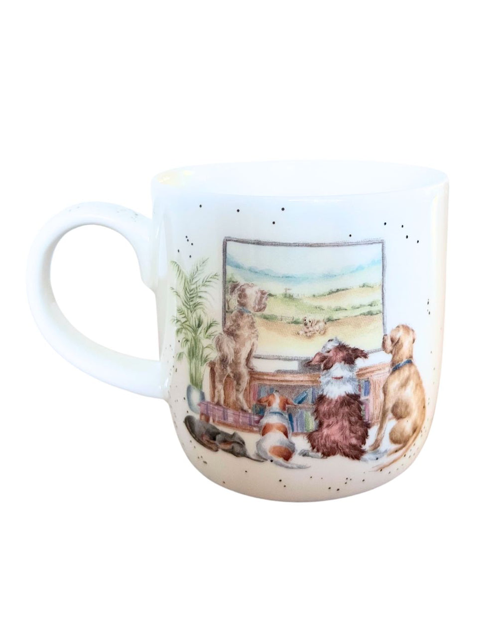 Auf der Rückseite der Movie Night Hunde Tasse von Wrendale Designs sind fünf verschiedene Hunde abgebildet, die gemeinsam auf einen Fernseher schauen.