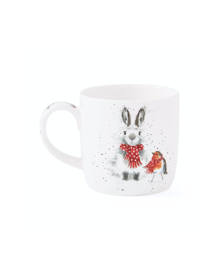 Rückseite der Wrendale Designs Tasse dem Snow Angels Hasen- und Rotkehlchen-Motiv vor weißem Hintergrund.