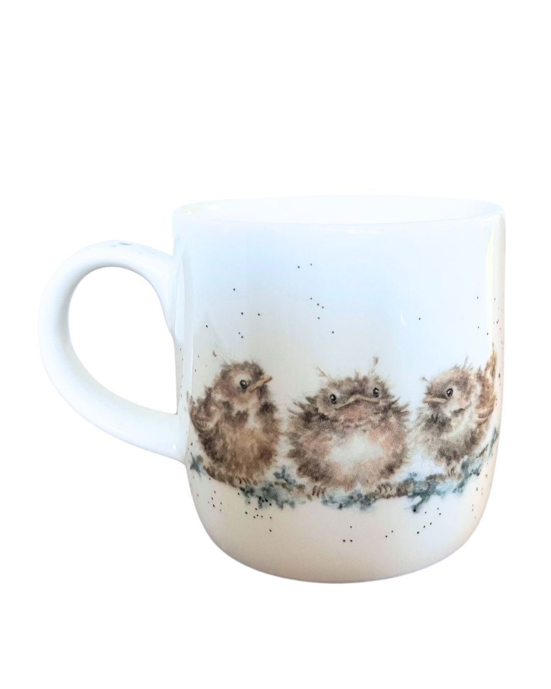 Die Rückseite der Vogeltasse von Wrendale Designs zeigt drei kleine Küken, die auf einem Ast sitzen.