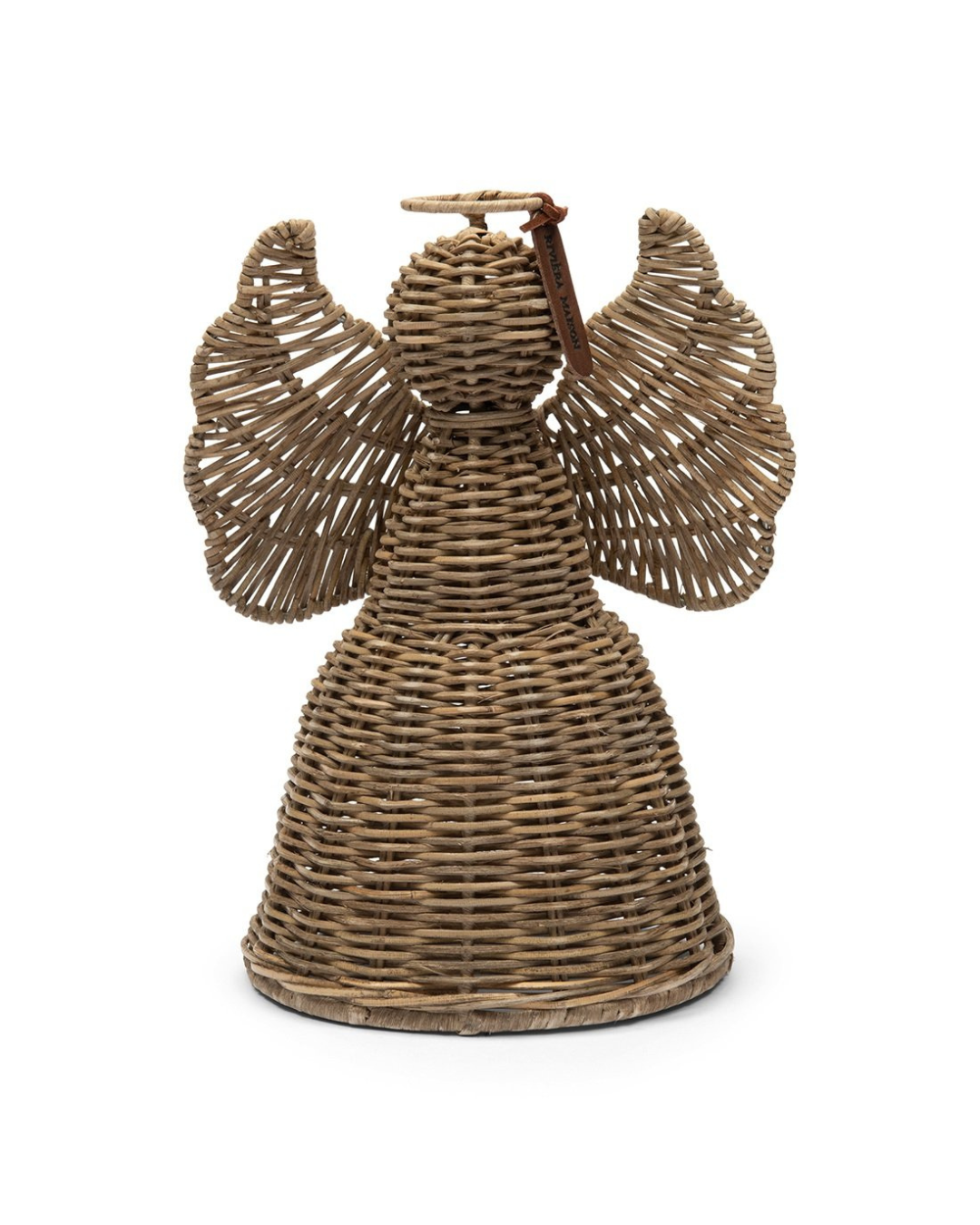 Handgeflochtener Engel aus Rattan mit Flügeln von Rivièra Maison vor weißem Hintergrund.