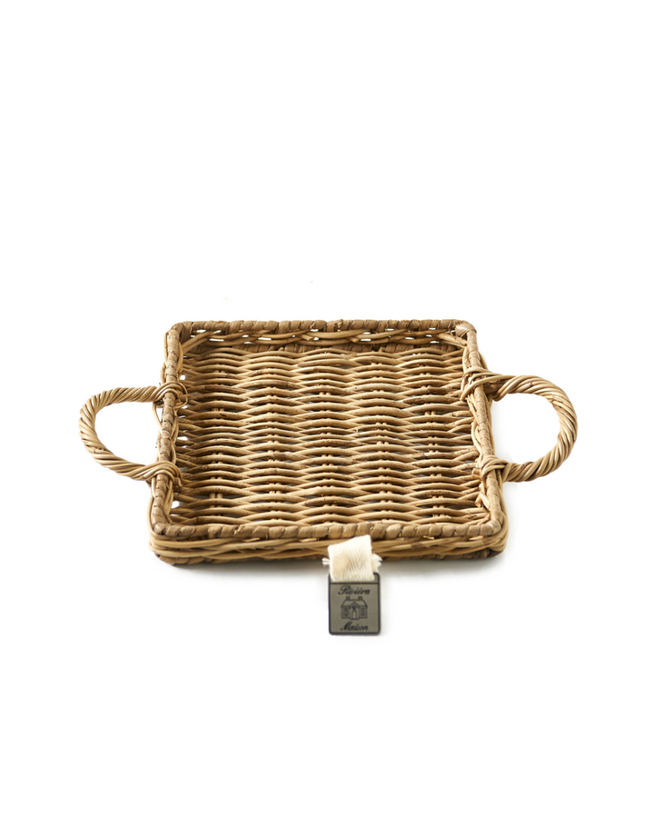 Rustic Rattan Mini Tablett von Rivièra Maison vor weißem Hintergrund.