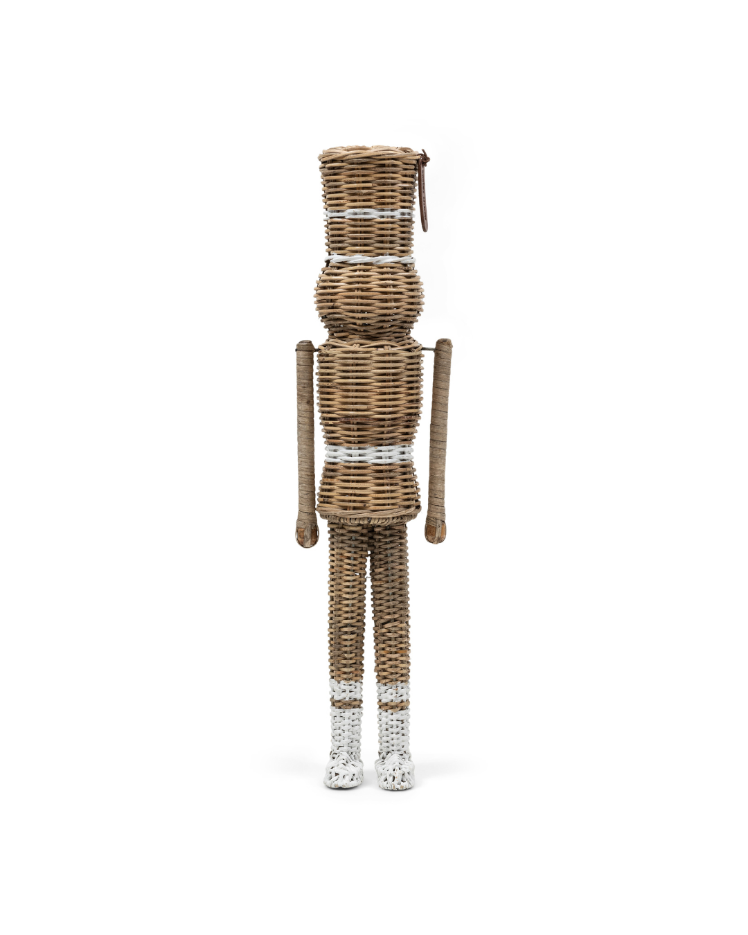 Rustic Rattan Nussknacker Deko-Statue von Rivièra Maison vor weißem Hintergrund.