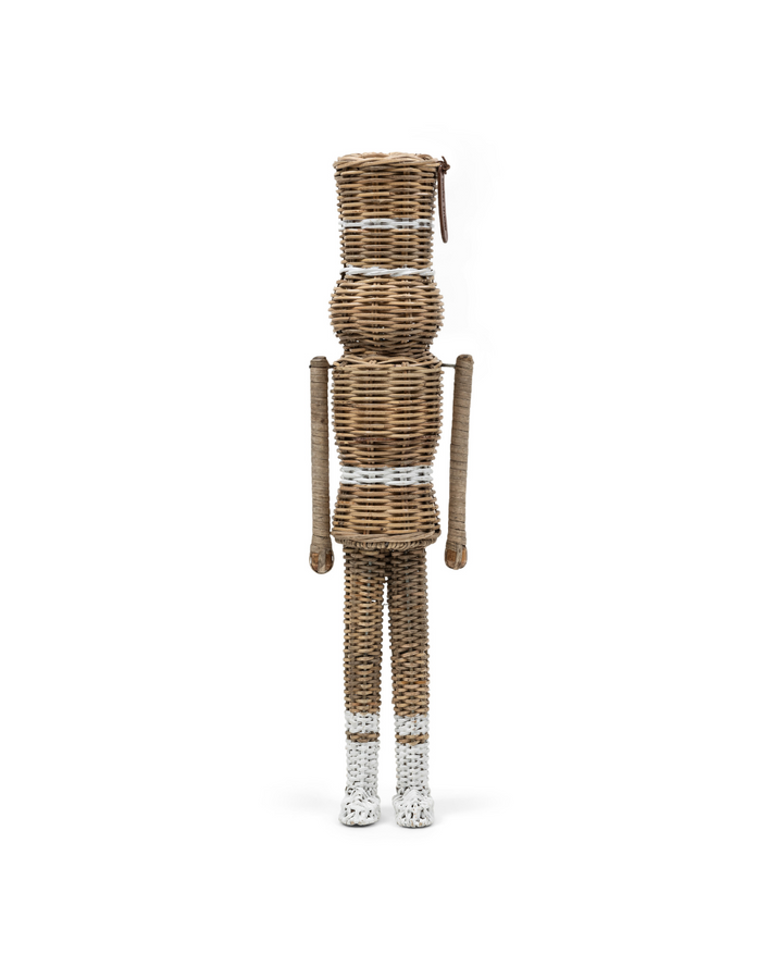 Rustic Rattan Nussknacker Deko-Statue von Rivièra Maison vor weißem Hintergrund.