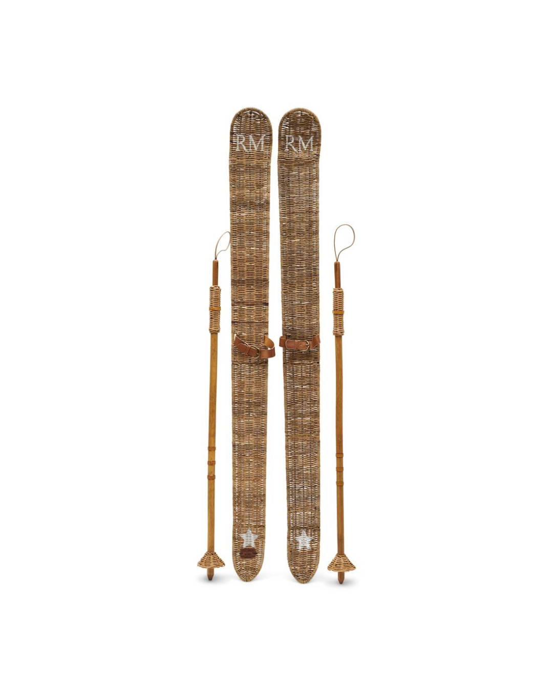 Wanddekoration Rustic Rattan Ski Set von Rivièra Maison vor weißem Hintergrund.
