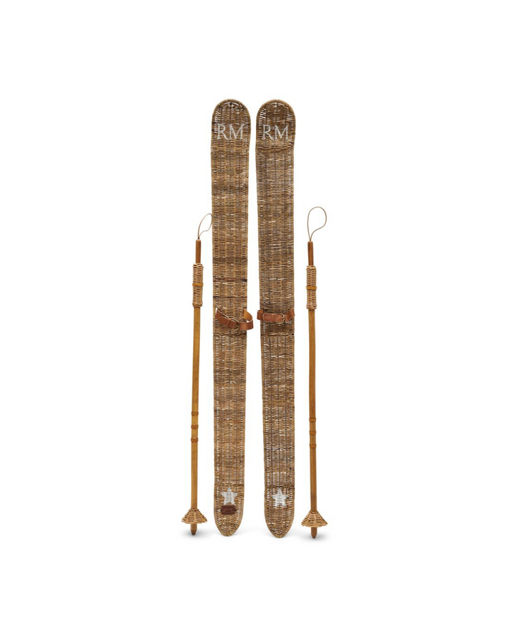 Wanddekoration Rustic Rattan Ski Set von Rivièra Maison vor weißem Hintergrund.