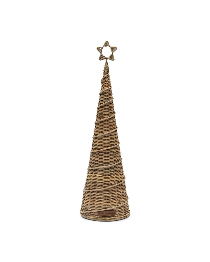 Handgeflochtener Rattan-Weihnachtsbaum mit Stern von Rivièra Maison vor weißem Hintergrund.