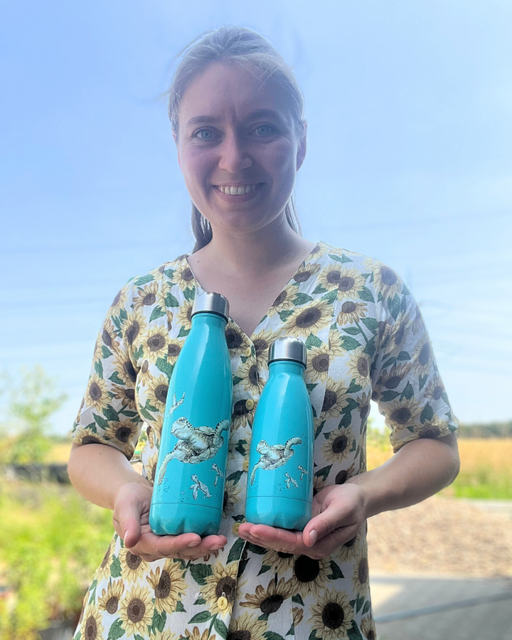 Die Schildkröten Thermosflaschen in zwei Größen von Wrendale Designs werden als Geschenkidee präsentiert.