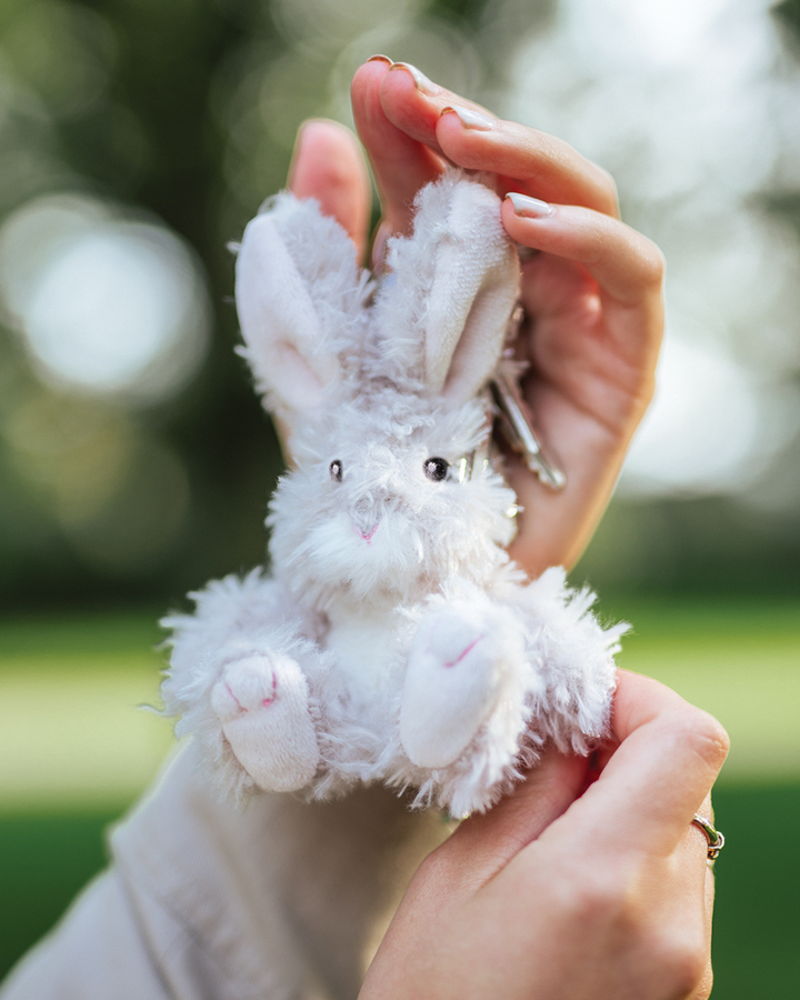 Schlüsselanhänger als Hase mit dem Namen Rowan von Wrendale Designs.