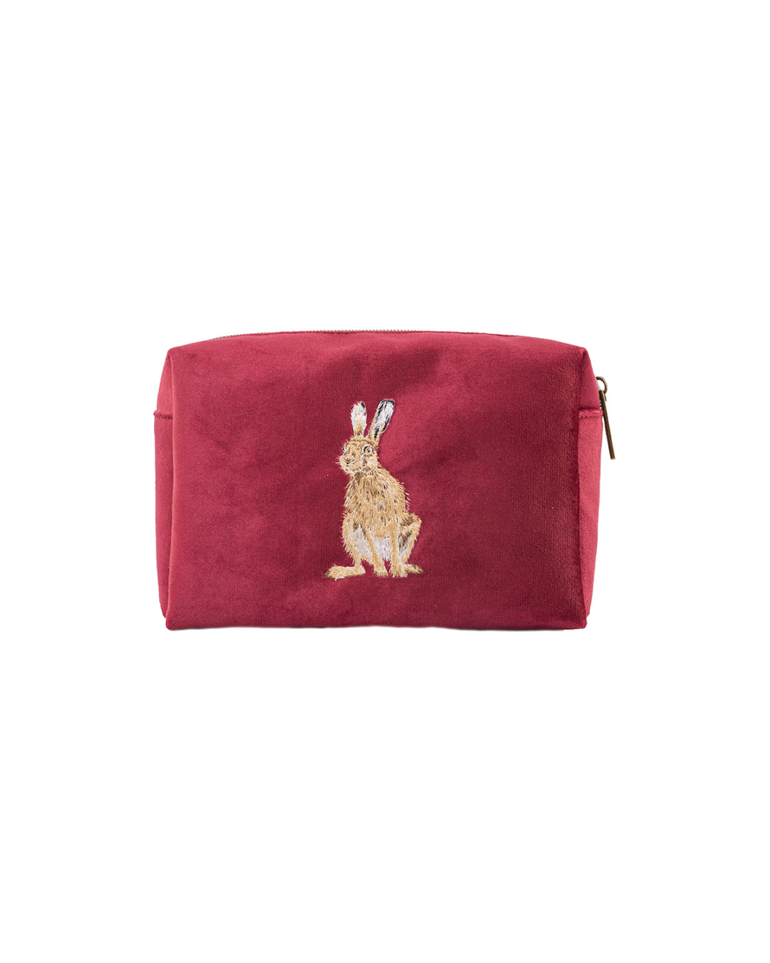 Bordeauxrote Schminktasche von Wrendale Designs mit gesticktem Hasenmotiv nach einer Illustration von Hannah Dale, freigestellt vor weißem Hintergrund.