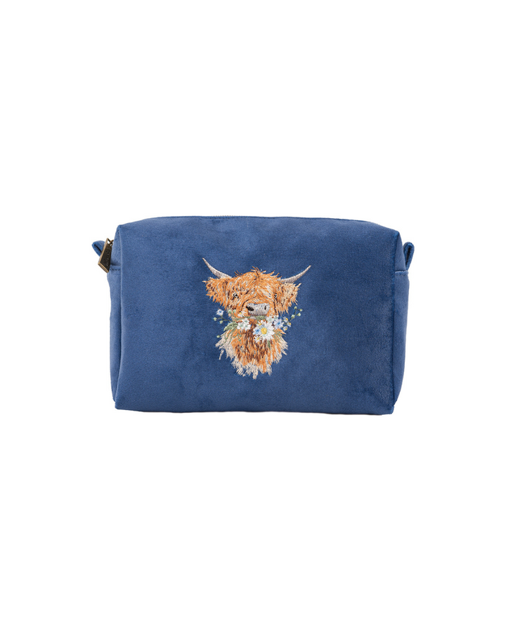 Schminktasche von Wrendale Designs in Blau mit gestickter Hochlandkuh und Blumenmotiv, freigestellt auf weißem Hintergrund.