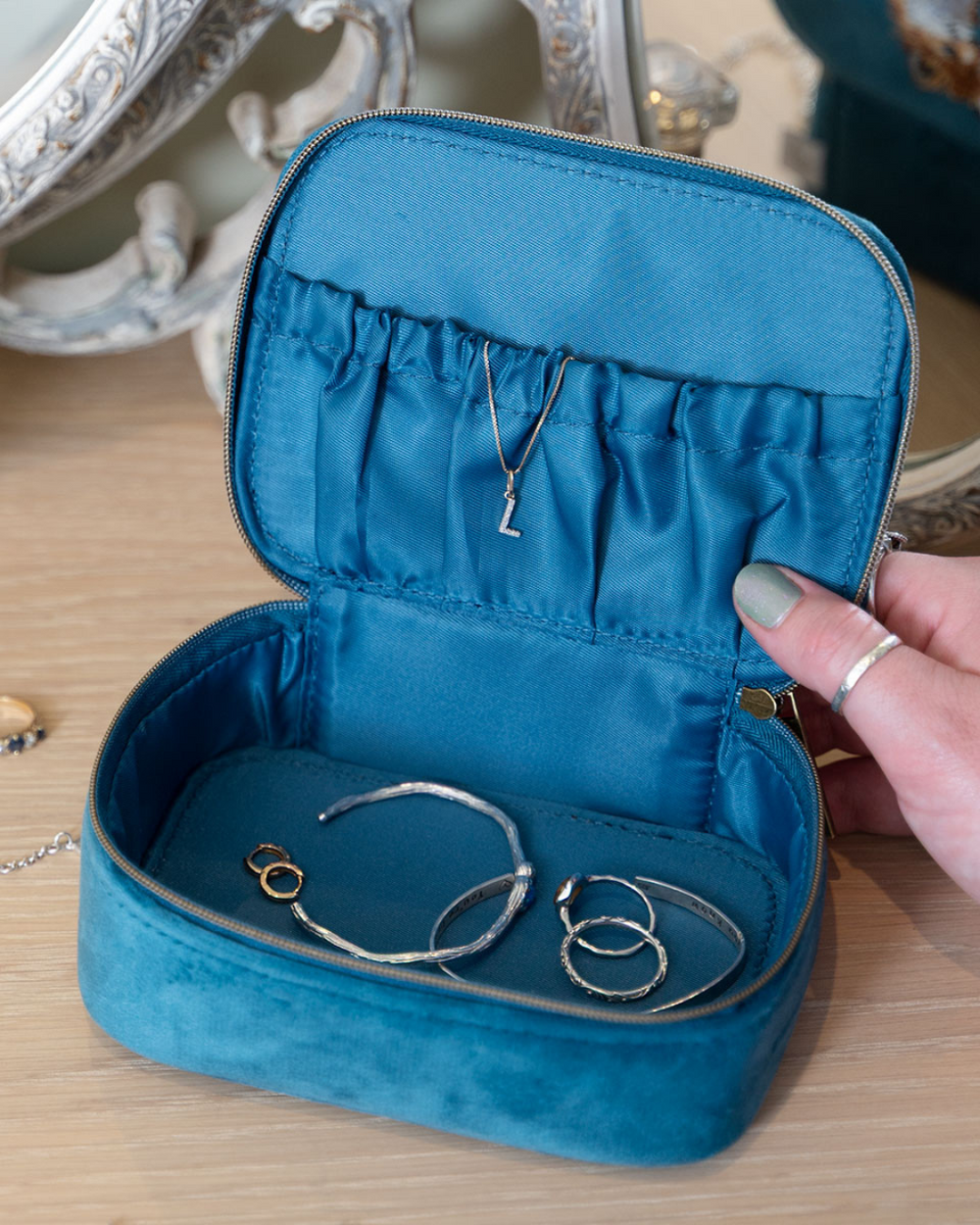Offene Fuchs-Schmucktasche von Wrendale Designs, gefüllt mit Schmuck auf einem Holzschminktisch