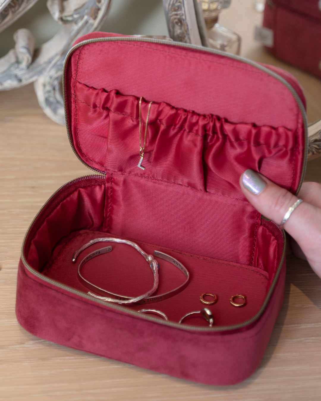 Offene Hasen-Schmucktasche von Wrendale Designs, gefüllt mit Schmuck auf einem Holzschminktisch