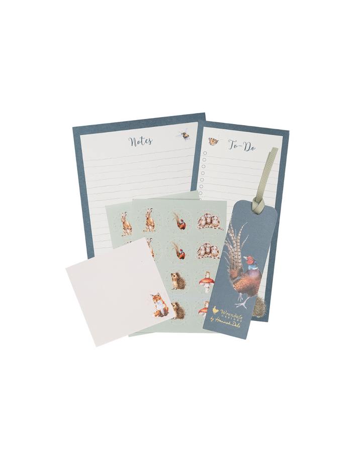 Übersicht aller Inhalte des Wrendale Designs Schreibtisch-Sets – Notizblock, To-Do-Block, Klebenotizzettel, Stickerbögen & Lesezeichen – auf weißem Hintergrund.