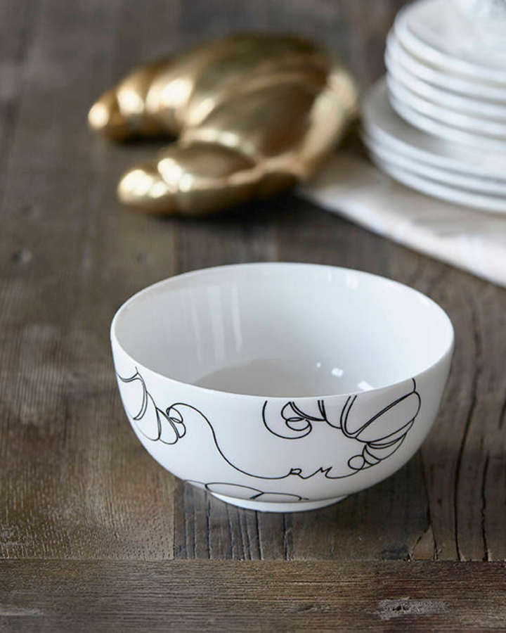 Rivièra Maison Schüssel „Le Petit Déjeuner Bowl“ mit Croissant-Design auf einem Holztisch dekoriert.