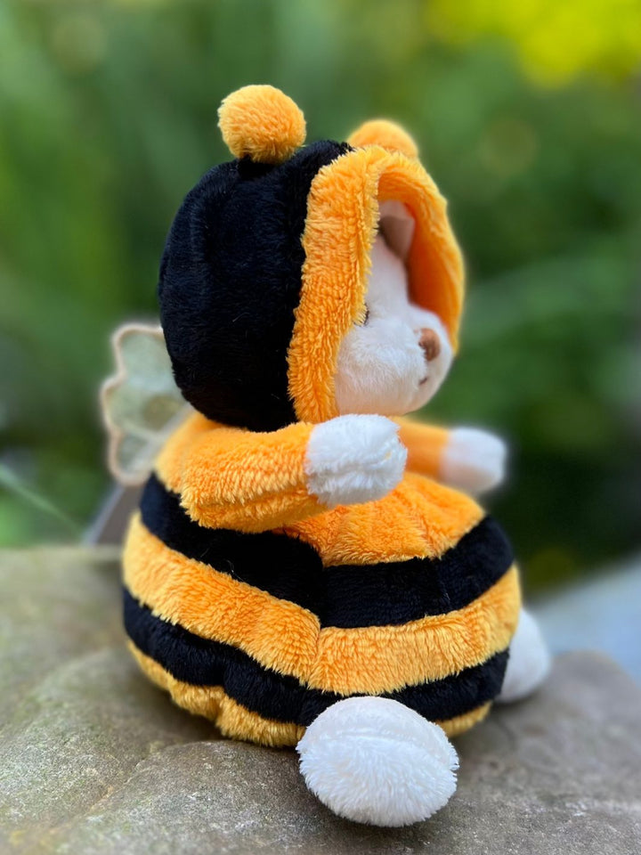 Bär im Bienenkostüm mit kleinen Flügeln von Bukowski