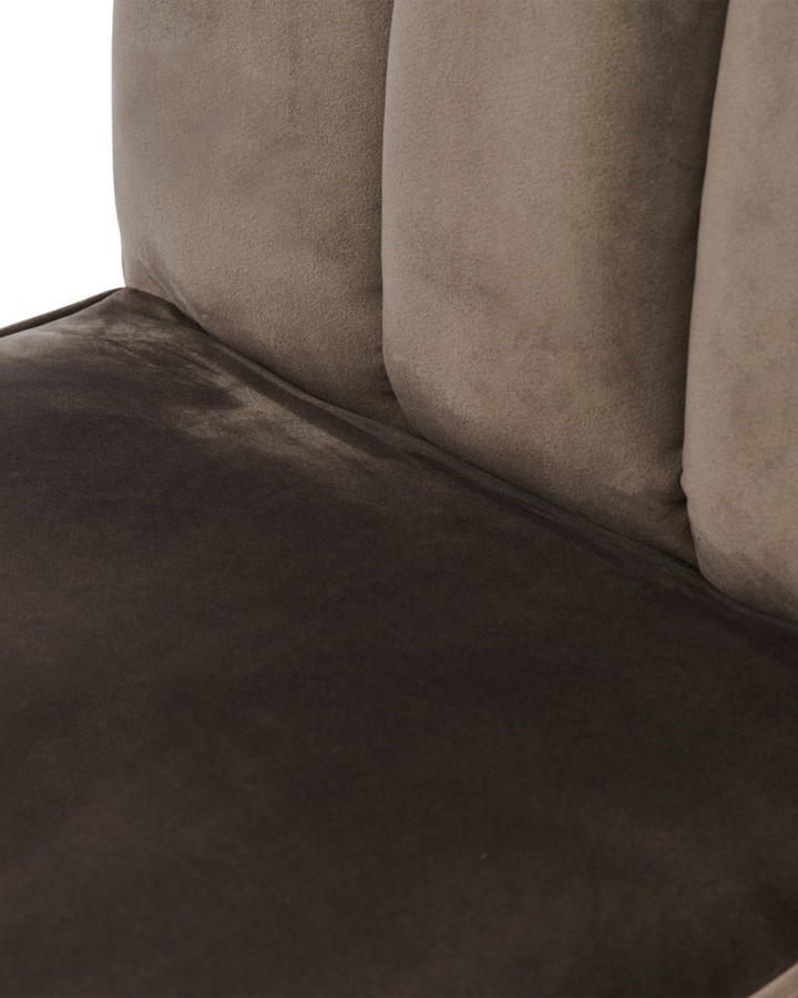 Sitzflächen-Detail Samtbezug The Jade Dining Chair Velvet Anthrazit von Rivièra Maison.