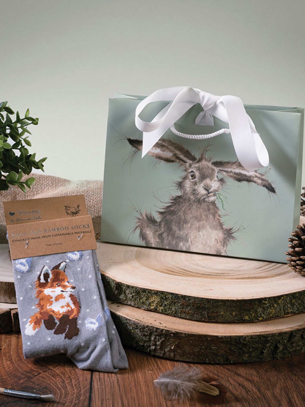 Graue Fuchs-Socken mit Geschenkverpackung von Wrendale Designs.