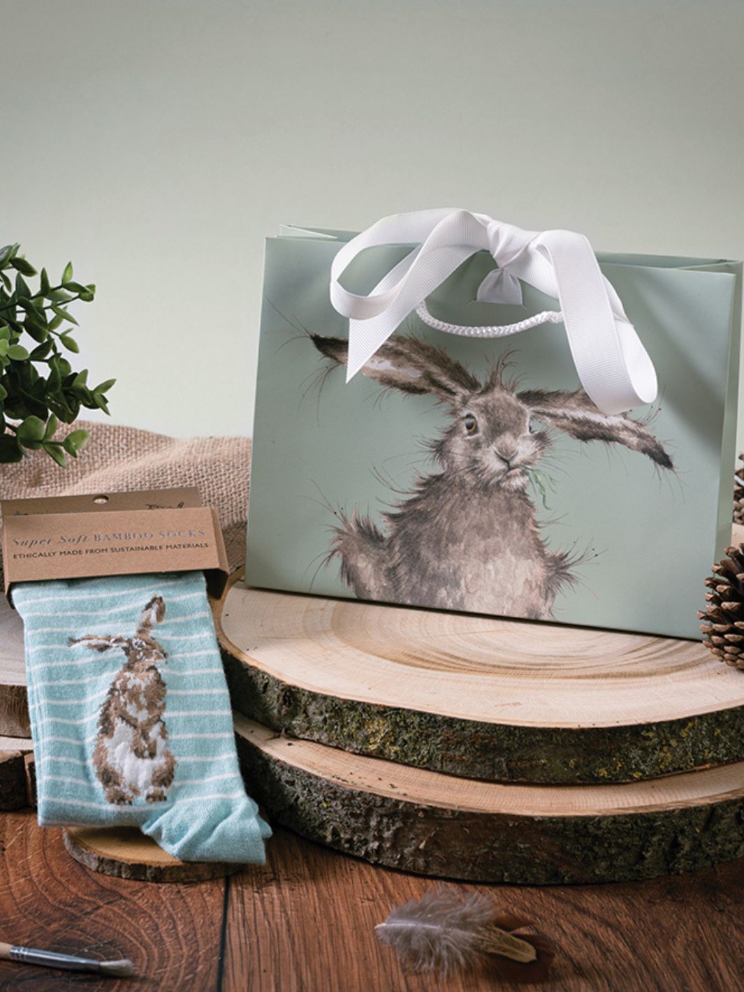 Geschenkverpackung für die hellblauen Socken mit dem Hasen Motiv von Wrendale Designs.