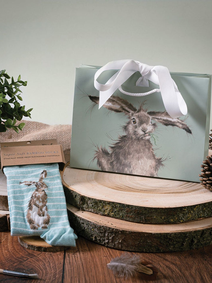 Geschenkverpackung für die hellblauen Socken mit dem Hasen Motiv von Wrendale Designs.