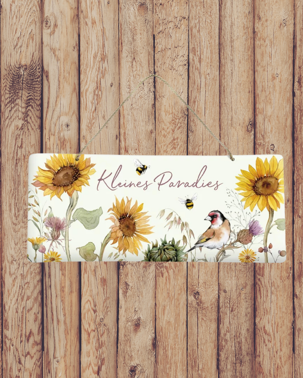 Süßes Metallschild Sonnenblumen vom Grätz Verlag vor Holzwand dekoriert, mit Sonnenblumen, Vogel und Hummel als Motiv.