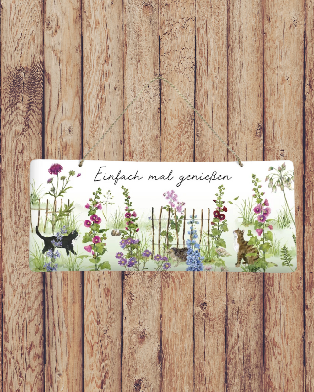 Süßes Metallschild Stockrosen vom Grätz Verlag vor Holzwand dekoriert, mit Blumen und Katzen als Motiv.