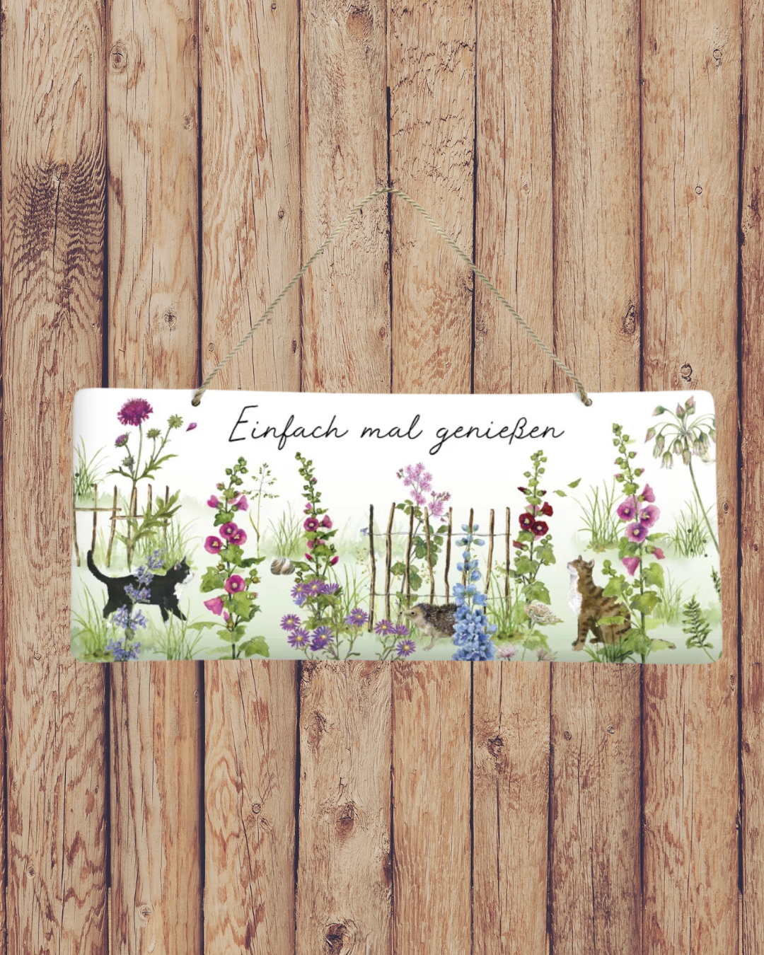 Süßes Metallschild Stockrosen vom Grätz Verlag vor Holzwand dekoriert, mit Blumen und Katzen als Motiv.