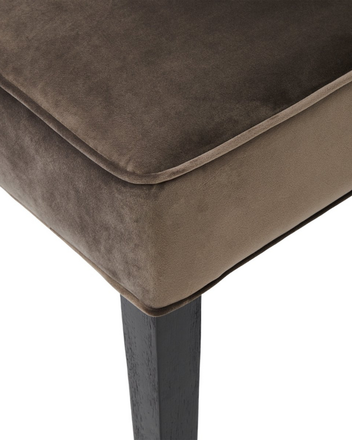 Stoff- und Stuhlbein-Detail The Jade Dining Chair Velvet Anthrazit von Rivièra Maison.