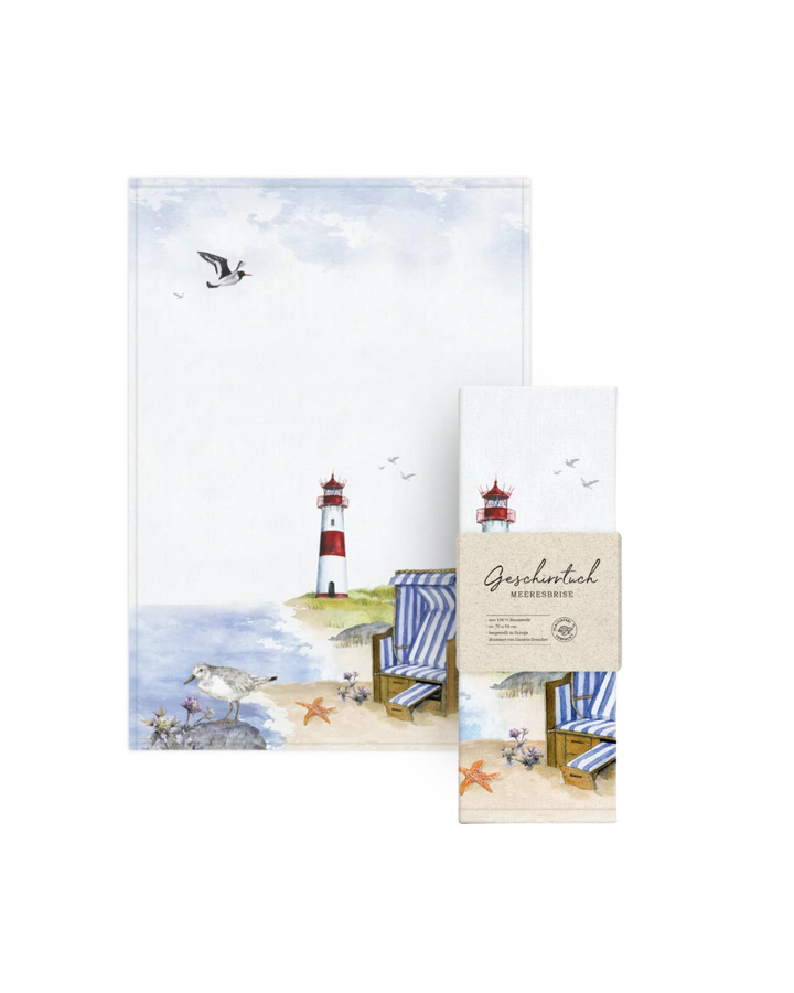Geschirrtuch Strandkorb mit Verpackung vor weißem Hintergrund vom Grätz Verlag mit maritimem Motiv: Strandkorb, Leuchtturm, Möwen und Muscheln am Meer – wie eine echte Meeresbriese.