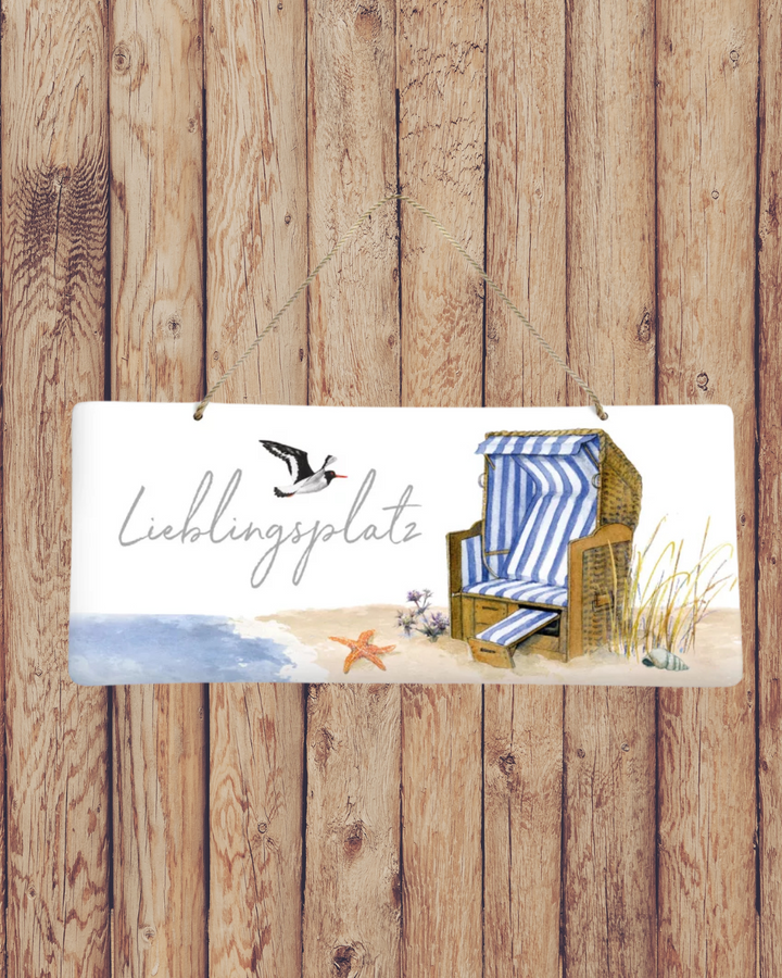 Dekoratives Metallschild „Strandkorb“ vom Grätz Verlag an Holzwand, maritimes Sommermotiv von Daniela Drescher.