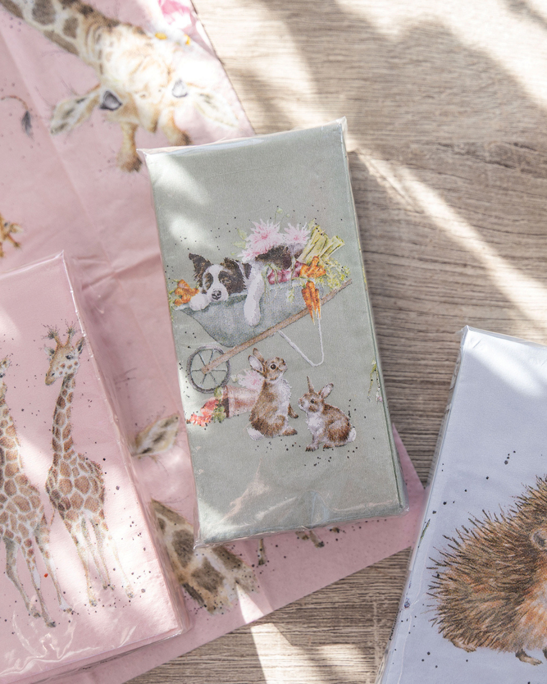 Gartentiere Taschentücher von Wrendale Designs in der Verpackung, daneben Taschentücher mit Giraffen- und Igelmotiv.