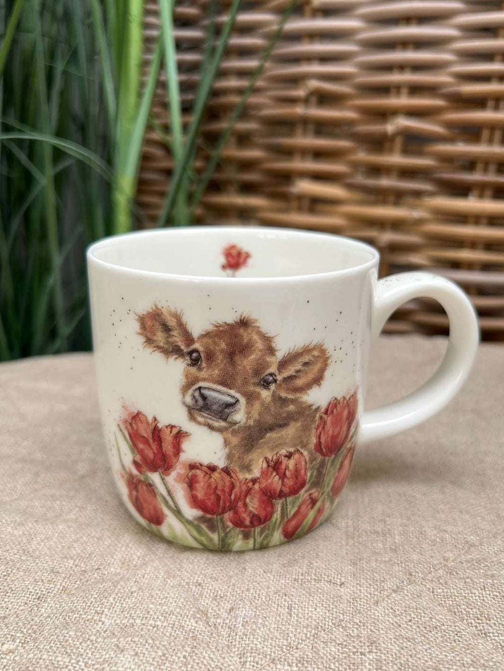Kuh Tasse Bessie mit Kälbchen Motiv von Wrendale Designs.