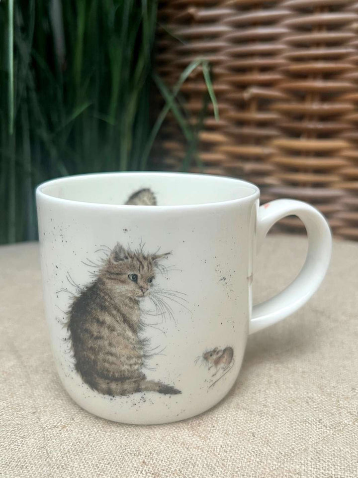 Tasse von Wrendale Designs mit einer Katze und Maus als Motiv