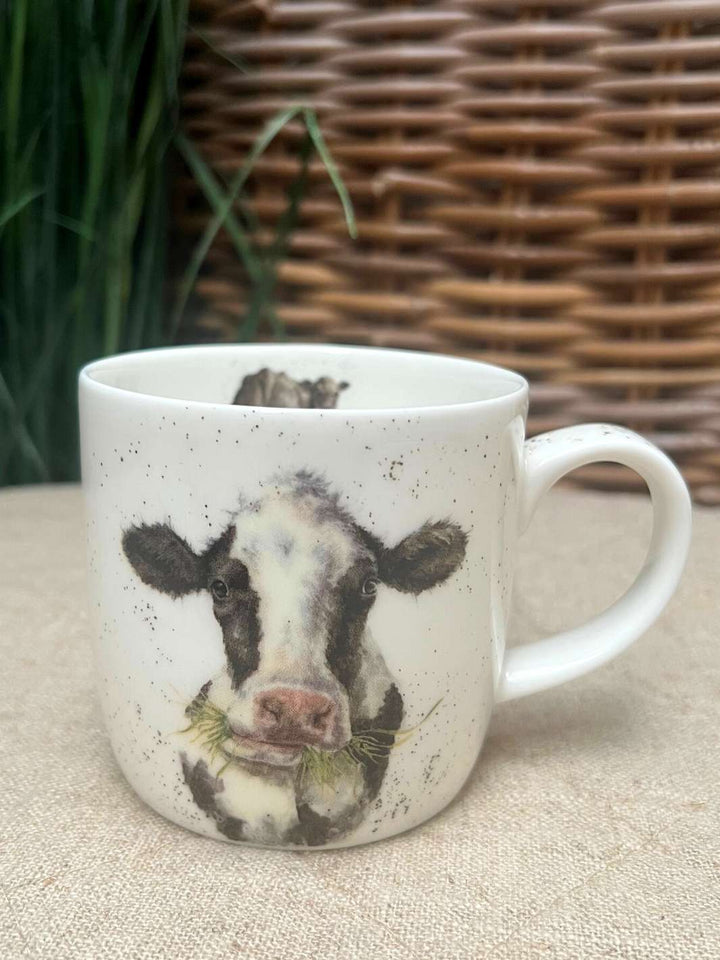 Porzellantasse mit einer Holstein Kuh vorne drauf von Wrendale Designs.