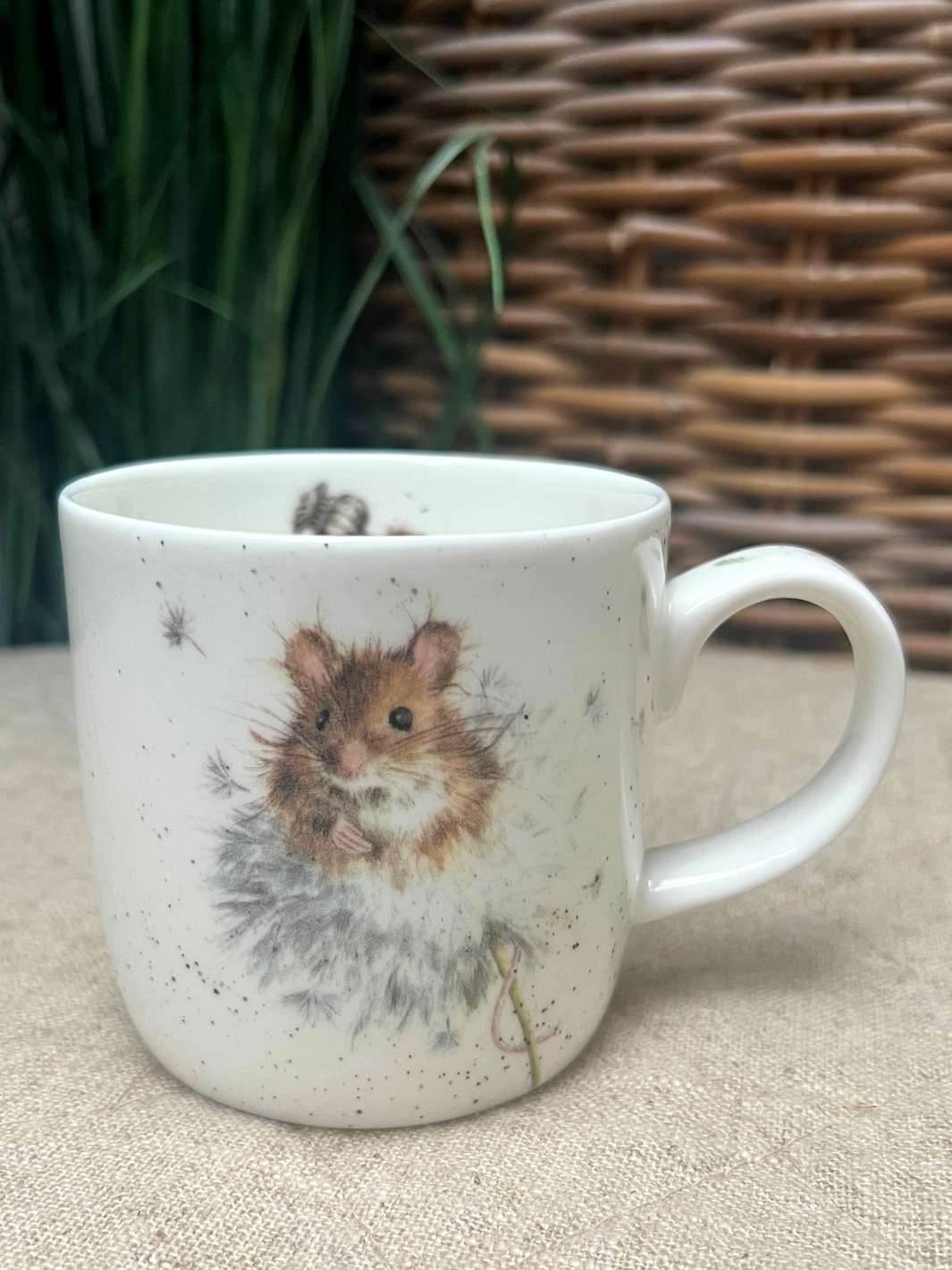 Niedliche Tasse von Wrendale Designs, mit einer Maus auf einer Pusteblume als Motiv