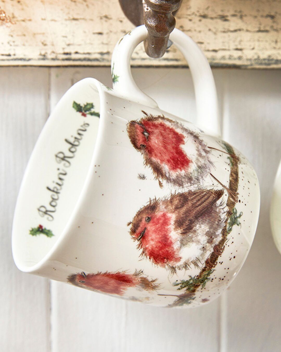 Tasse mit mehreren Rotkehlchen drauf von Wrendale Designs.