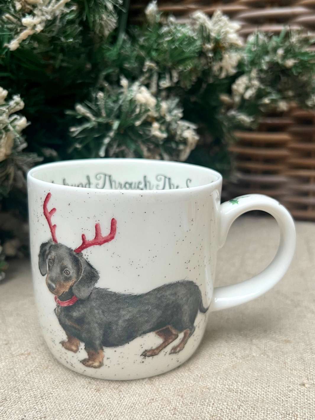 Weihnachtliche Tasse mit Dackel Motiv von Wrendale Designs.