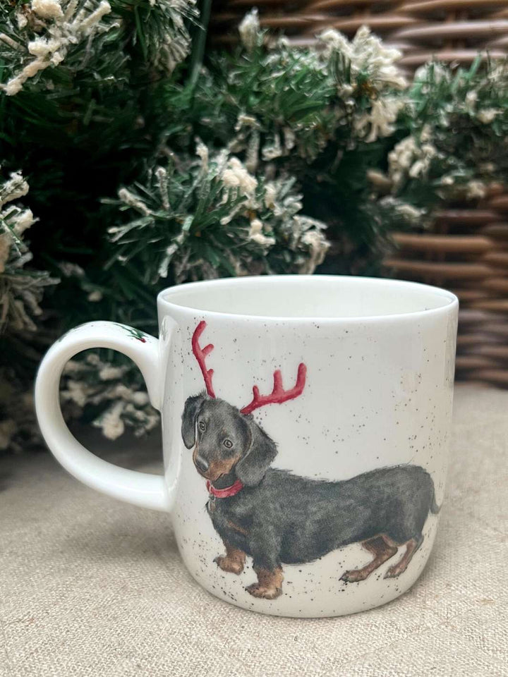 Winterliche Dackel-Tasse mit Rentiergeweih von Wrendale Designs.