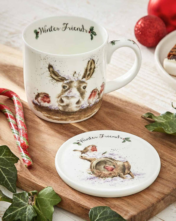 Tasse und Deckel mit winterlichem Esel-Rotkehlchen-Motiv von Wrendale Designs.